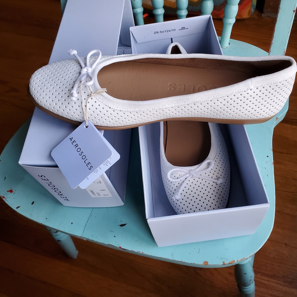AEROSOLES Women's Perforated White Flats